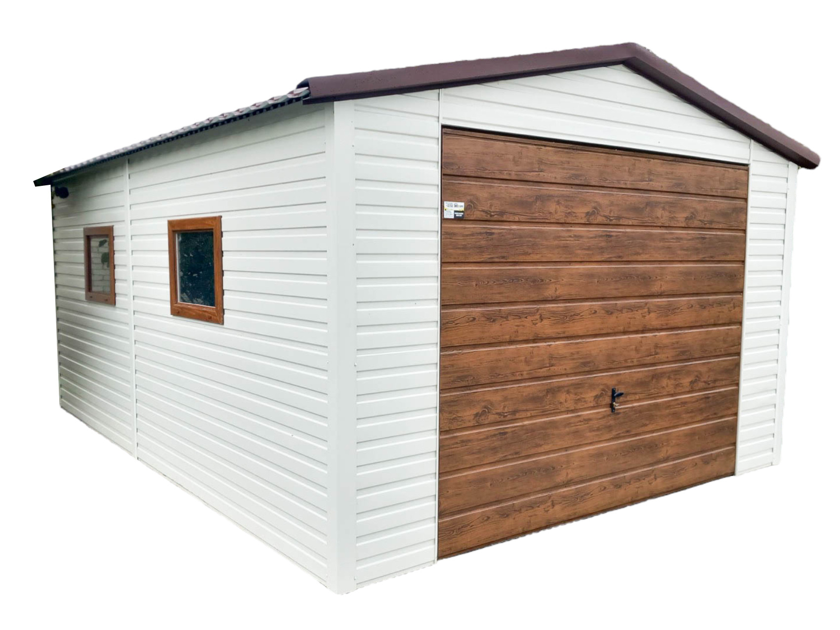 Biały garaż blaszany z brązowymi akcentami: dwoma oknami i bramą imitującą drewno. Dach w kolorze brązowym. Widok z boku i przodu, na białym tle.