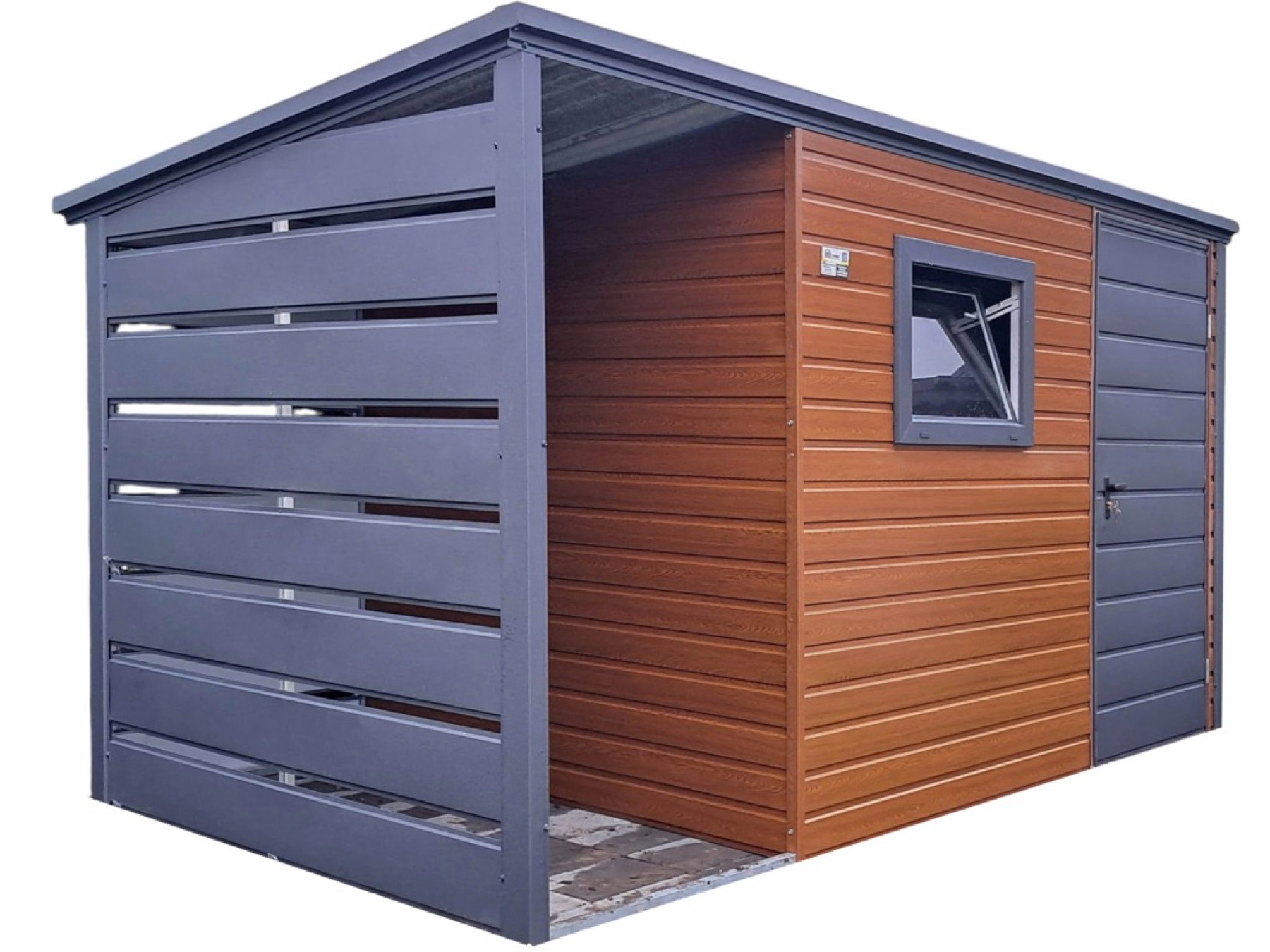 Nowoczesny garaż blaszany z oknem i drewnopodobną elewacją, szara konstrukcja z poziomymi szczeblami, widok z boku, kostka brukowa u podstawy.