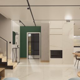 Flow Studio Projektowe Ewa Zarazińska - Wnętrze domu z marmurową podłogą, drewnianymi lamelami na ścianie i schodami. Widoczny kominek, stół z krzesłami i nowoczesne oświetlenie sufitowe.