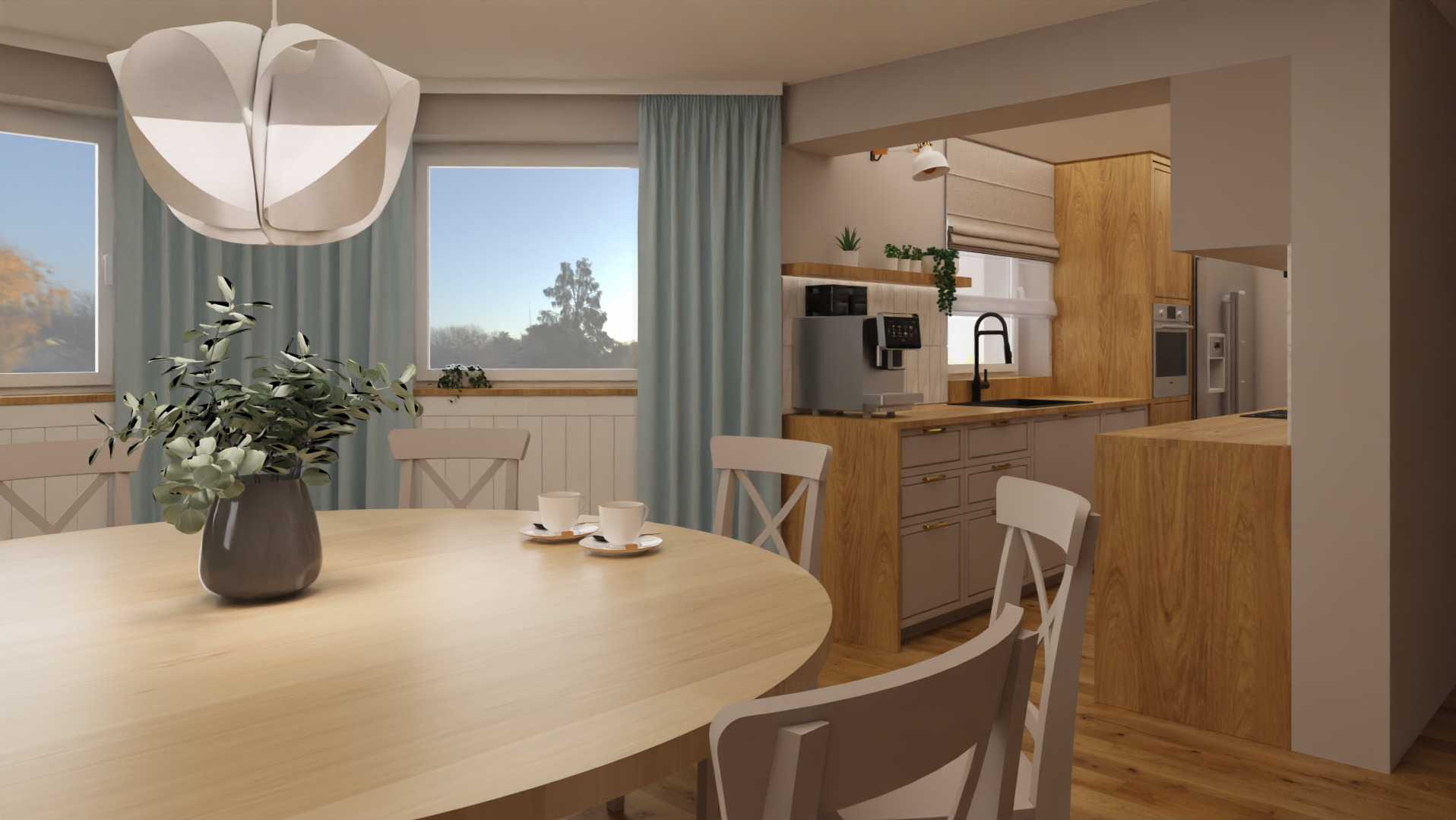 Jasna kuchnia z drewnianymi akcentami, okrągły stół z wazonem i filiżankami, krzesła z krzyżowym oparciem, nowoczesna lampa wisząca, okno z błękitnymi zasłonami.