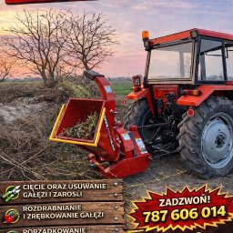 Filip Pietrzak - Czerwony traktor z rozdrabniaczem gałęzi na polu, w tle drzewa i zachodzące słońce. Reklama usług cięcia i rozdrabniania gałęzi z numerem telefonu.