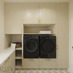 Pralnia utrzymana w ciepłej tonacji harmonijnie nawiązuje do stylistyki domu zaprojektowanego w duchu farmhouse. Naturalna kolorystyka tworzy spokojne tło dla dekoracyjnych płytek patchworkowych, które wprowadzają rytm i delikatny, rustykalny charakter. 