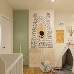 TOTA ARCHITEKT Natalia Kalita - Uroczy pokój dziecięcy z motywem misia na ścianie, tipi i pastelową kolorystyką. Zgaszona zieleń szafy i beże tworzą przytulną atmosferę. Wnętrze do zabawy i wyciszenia.