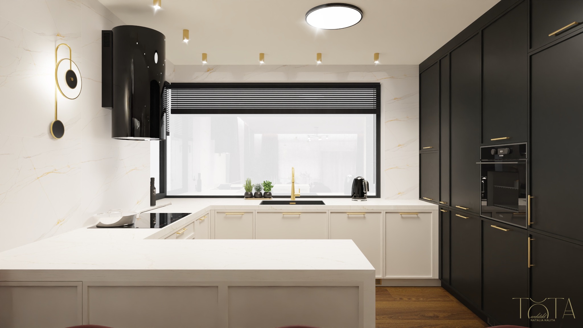 Elegancka kuchnia w bieli i czerni z marmurowym blatem, złotymi akcentami i nowoczesnym oświetleniem. Widok na okno z żaluzjami i drewnianą podłogę.