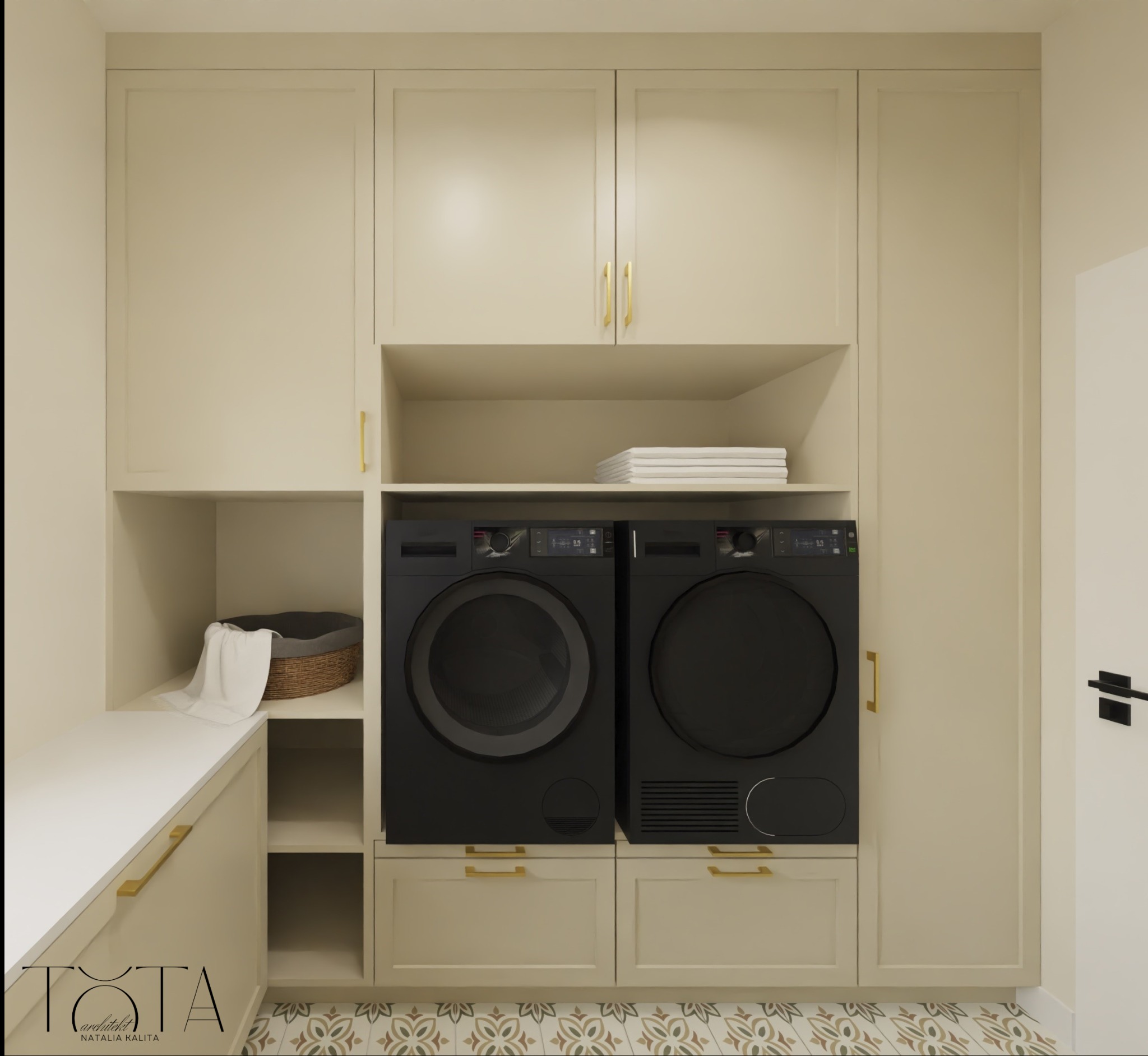 Pralnia w stylu farmhouse: beżowe szafki z złotymi uchwytami, czarne pralki i suszarki, patchworkowe płytki podłogowe. Kosz na pranie i ręczniki na półkach.