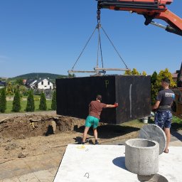 Kompleksowa aranżacja i pielęgnacja ogrodów Perfect Solutions Mateusz Szewc - Montaż zbiornika magazynującego wodę opadową.