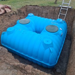 Kompleksowa aranżacja i pielęgnacja ogrodów Perfect Solutions Mateusz Szewc - Zbiornik plastikowy magazynujący wodę deszczową.