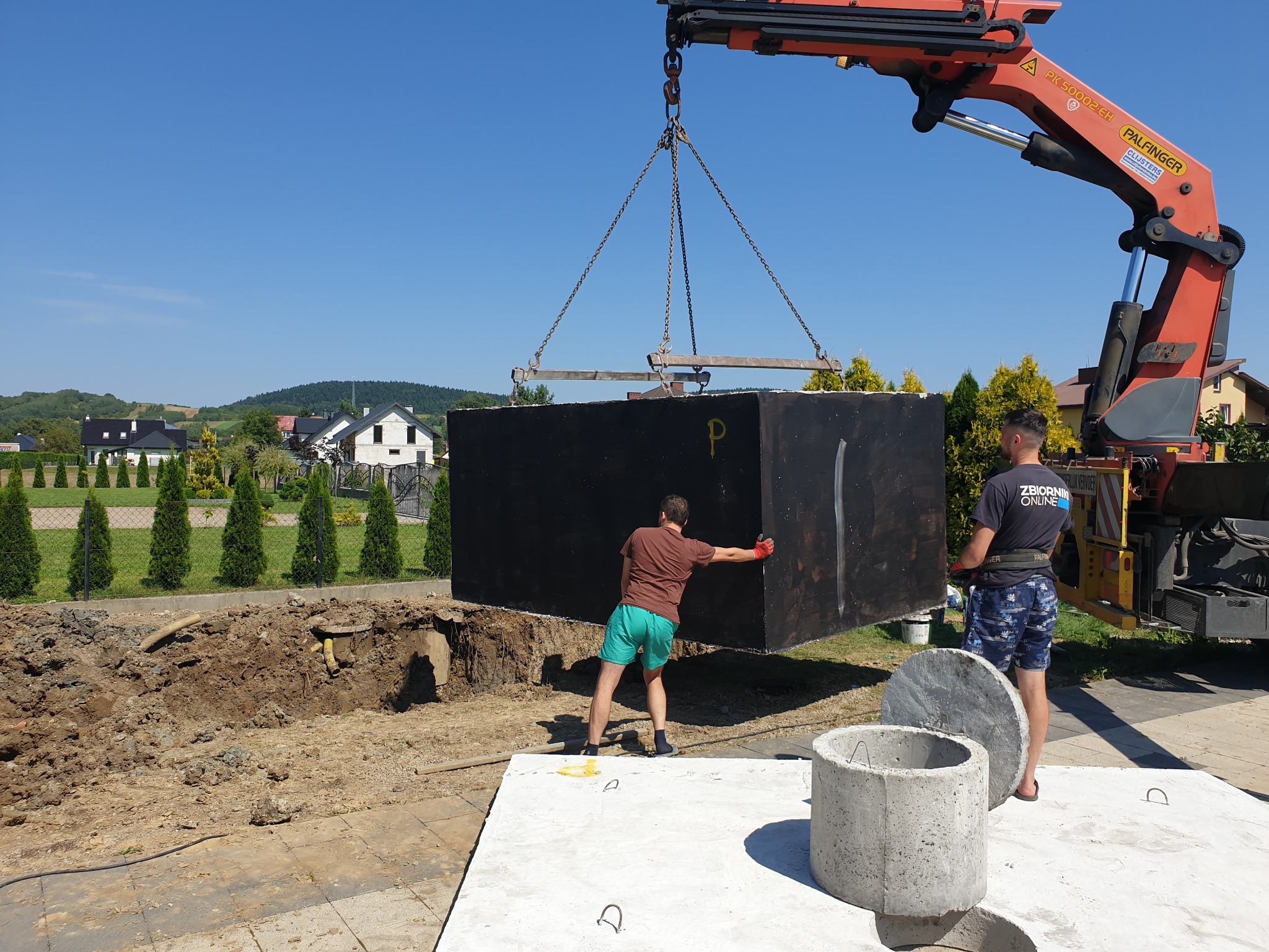 Montaż zbiornika magazynującego wodę opadową.