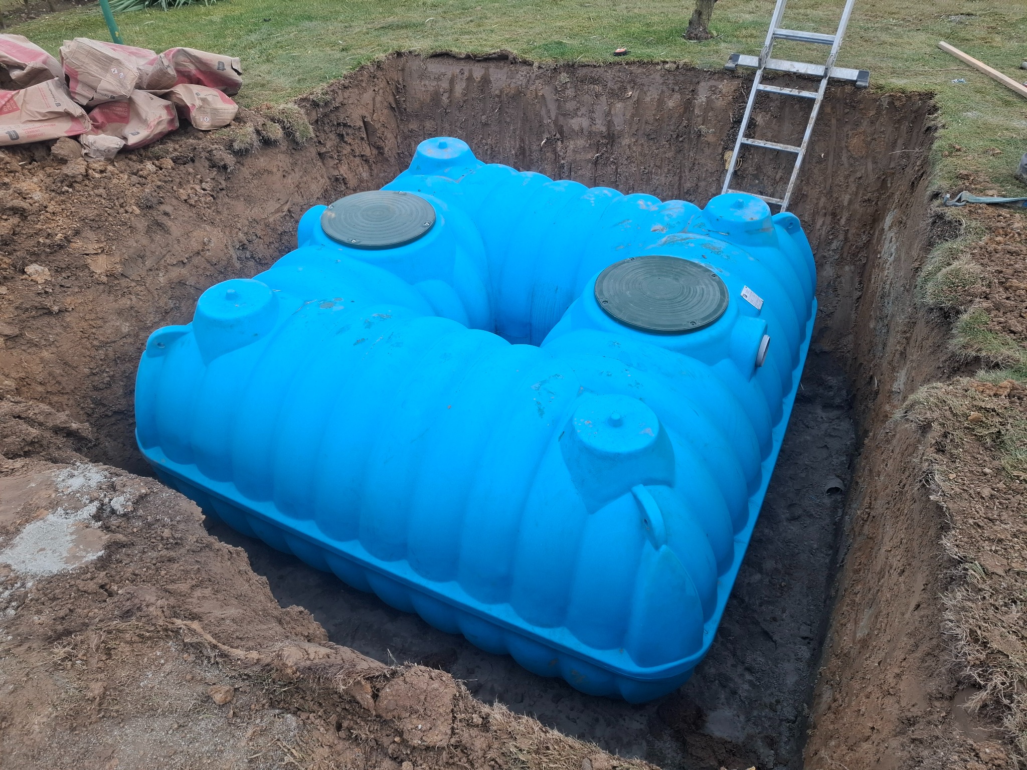 Zbiornik plastikowy magazynujący wodę deszczową.