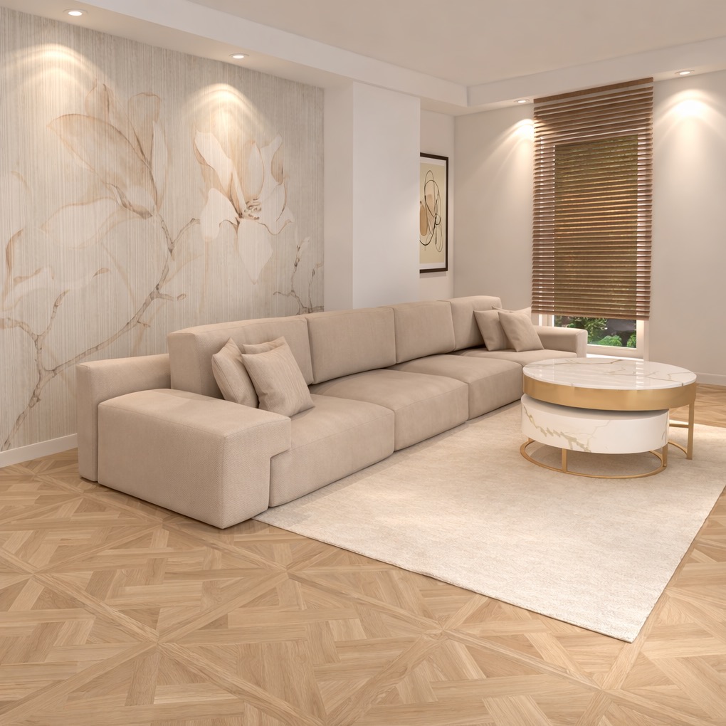 Beżowa, modułowa sofa z poduszkami w przestronnym salonie. Na ścianie tapeta z motywem kwiatowym, parkiet w jodełkę, okrągły stolik kawowy z marmurowym blatem.