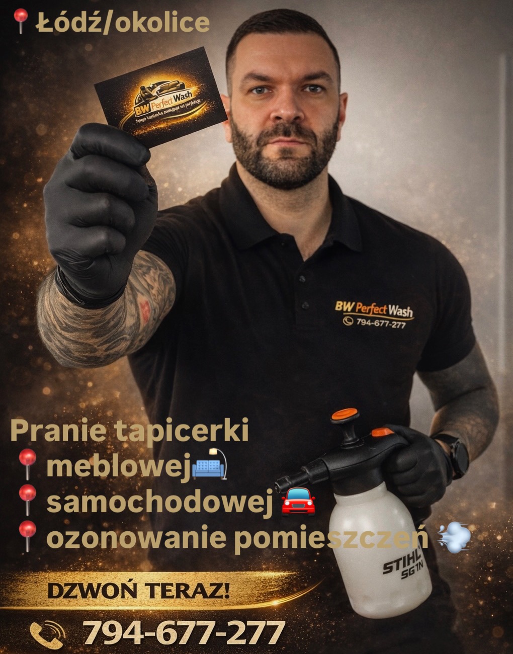 Mężczyzna w czarnej koszulce prezentuje wizytówkę firmy BW Perfect Wash, oferującej pranie tapicerki meblowej i samochodowej, z rozpylaczem STIHL SG1N w tle.