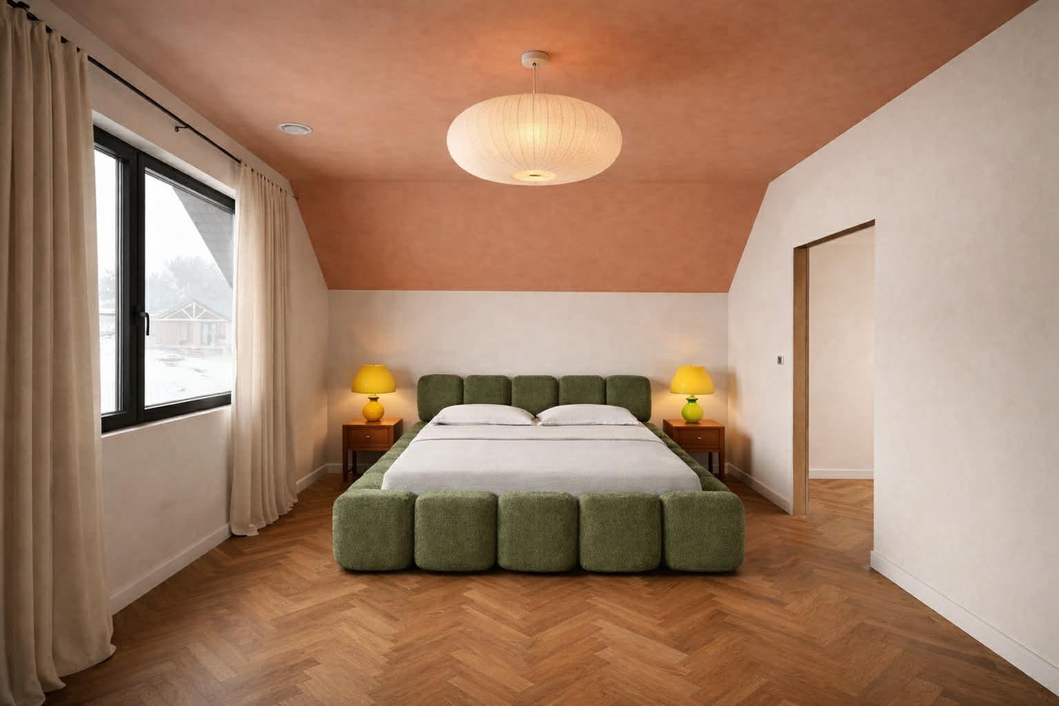 Sypialnia z łóżkiem w stylu retro, parkietem w jodełkę i pomarańczowym sufitem. Widoczne lampki nocne i okno z zasłonami. Całość w ciepłej tonacji.