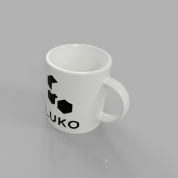 Luko Łukasz Kozłowski - Biały kubek z czarnym logo i napisem 'LUKO' na szarym tle, lekko obrócony, ukazujący uchwyt i cień. Precyzyjny druk 3D na ceramice.