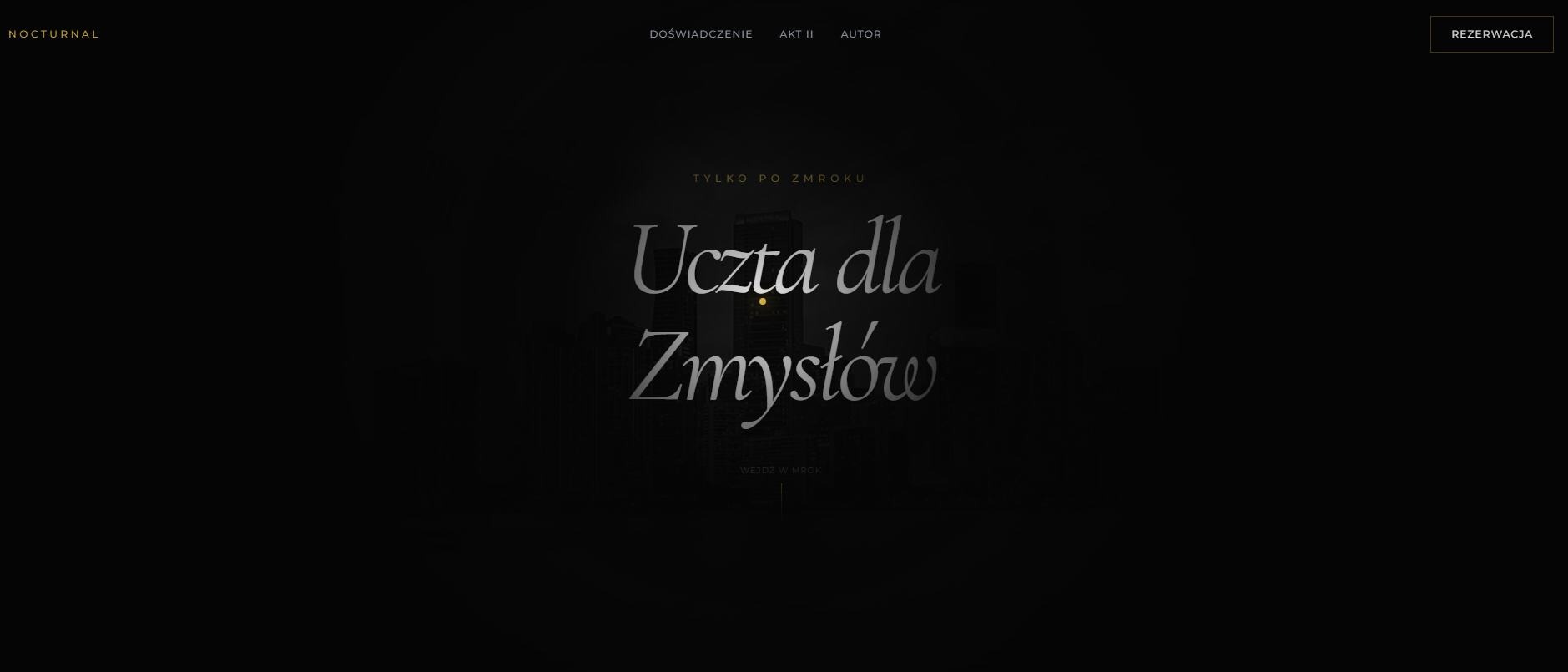 Elegancka strona internetowa z ciemnym tłem i srebrnym napisem 'Uczta dla Zmysłów'. Minimalistyczny design z subtelnym motywem nocnego miasta w tle. Przycisk 'Rezerwacja' w prawym górnym rogu.