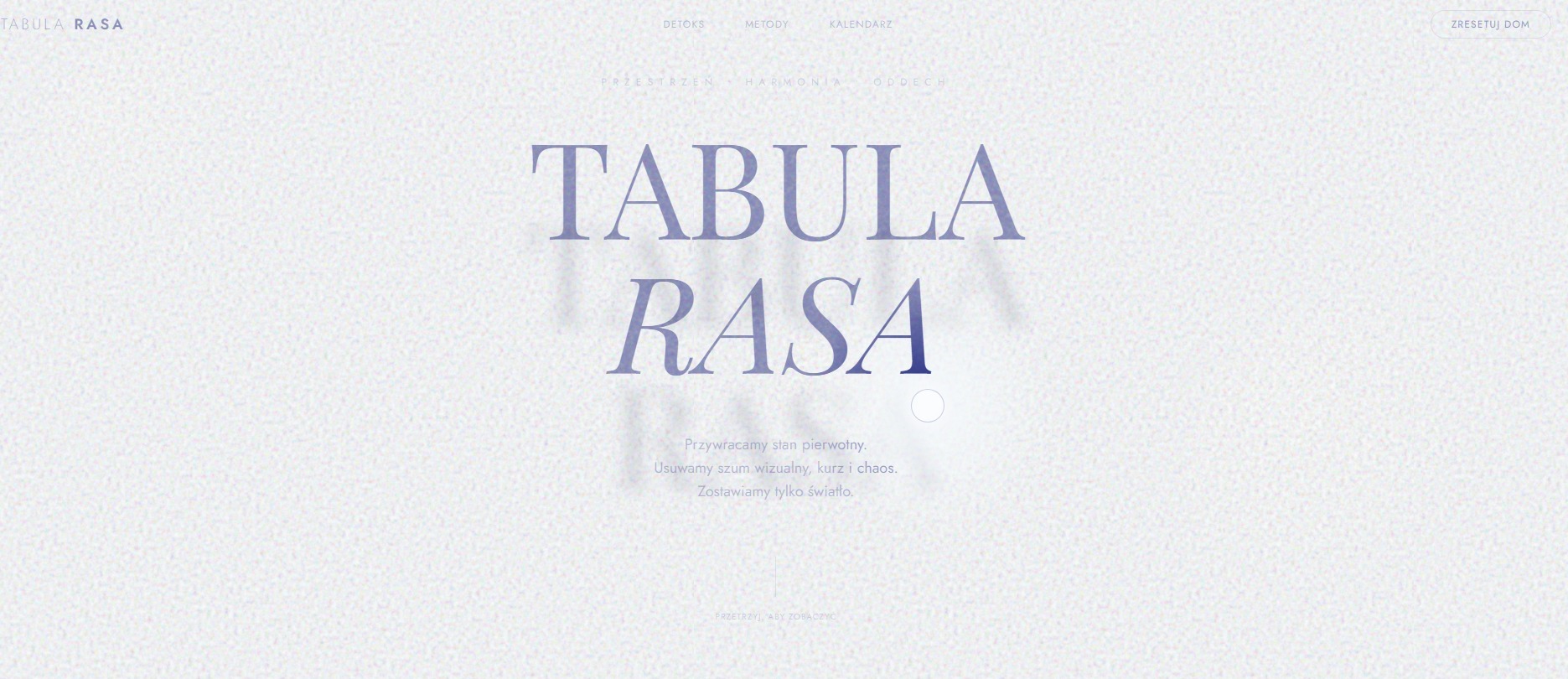 Minimalistyczna strona internetowa z napisem 'TABULA RASA' w delikatnym fiolecie na jasnym tle. Subtelne menu i krótki opis poniżej. Czysty design.