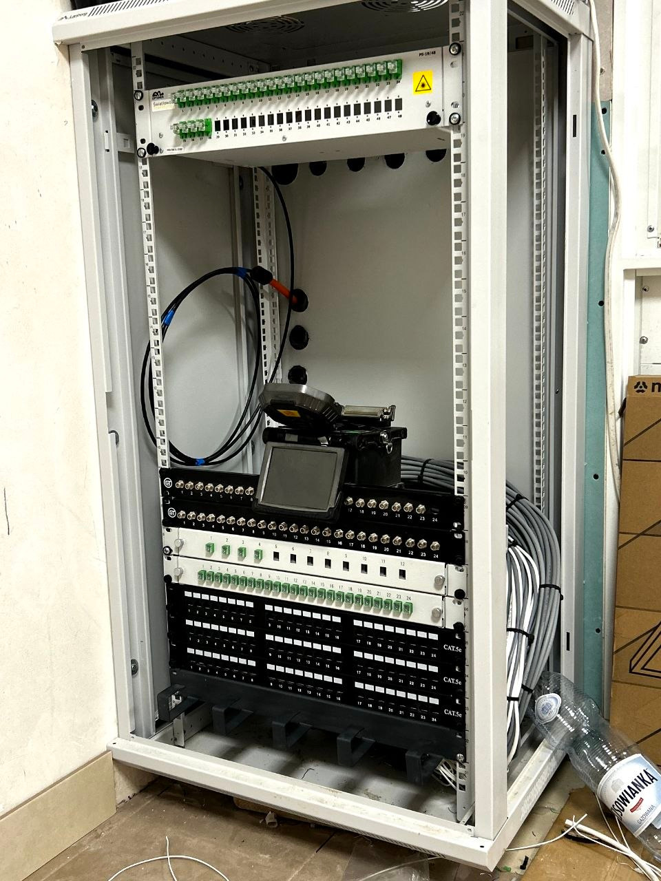 Skrzynia rack, z okablowaniem z mieszkań.