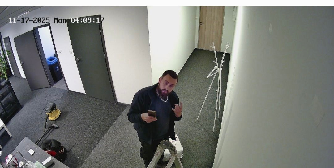 Widok z zamontowanej kamery przy wejsciu do biura.