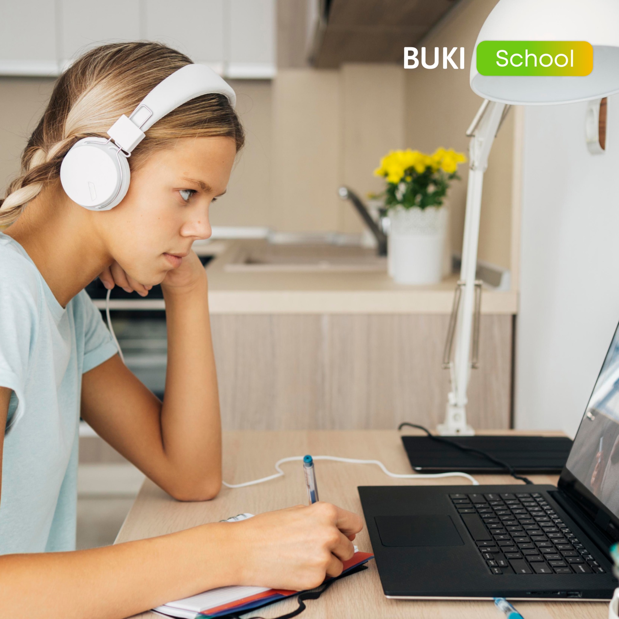 Dziewczyna w słuchawkach uczy się online, pisząc w notatniku. Laptop, lampka i logo 'BUKI School' w tle. Jasne, naturalne światło.