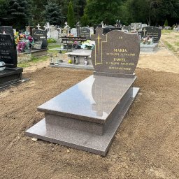 1. ZAKŁAD KAMIENIARSKO - BETONIARSKI RYSZARD JASEK - Nowy, brązowo-szary nagrobek z granitu na cmentarzu, z wygrawerowanymi złotymi napisami i krzyżem. Świeżo usypana ziemia wokół pomnika, w tle inne groby i drzewa.