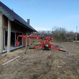 Montaż dużego szklenia przy pomocy specjalistycznego dźwigu. 