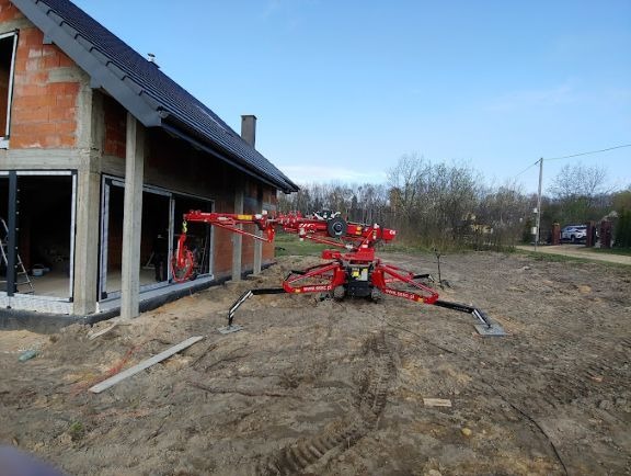 Montaż dużego szklenia przy pomocy specjalistycznego dźwigu.