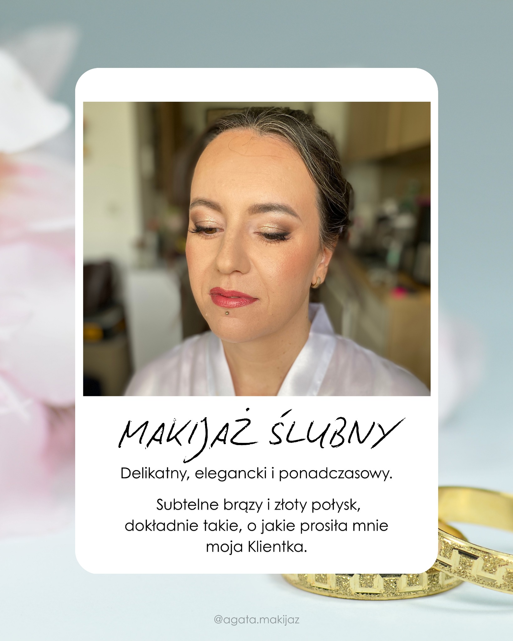 Kobieta z delikatnym makijażem ślubnym w odcieniach brązu i złota, z subtelnym połyskiem, ubrana w biały szlafrok. W tle rozmyte złote obrączki i kwiat.