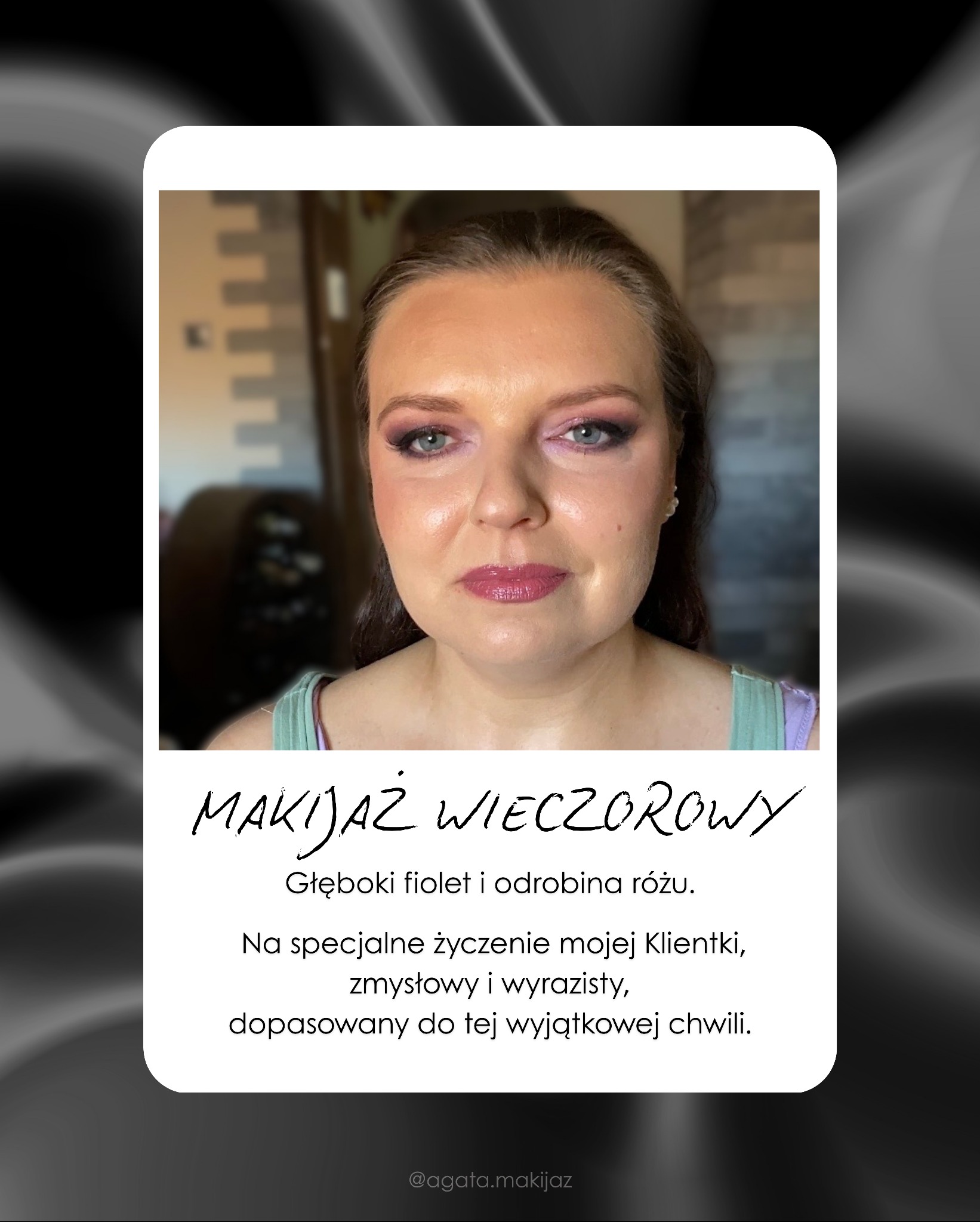 Kobieta z wieczorowym upiększeniem twarzy, zmysłowymi fioletowymi cieniami na powiekach i różowymi ustami, patrząca wprost.