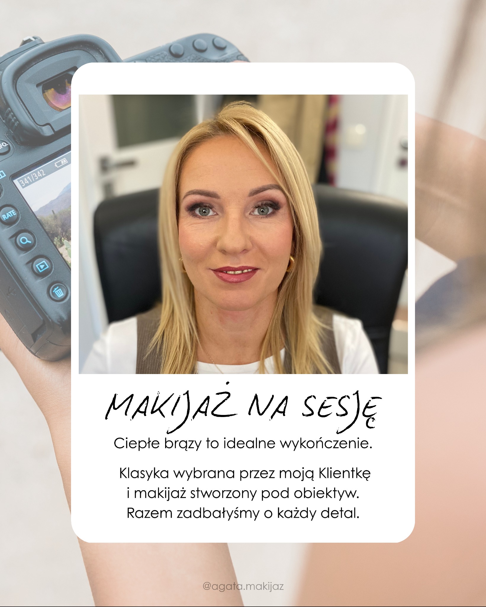 Kobieta z blond włosami i delikatnym, brązowo-różowym cieniowaniem powiek oraz czerwoną szminką, uśmiecha się do obiektywu. W tle rozmyty aparat fotograficzny.