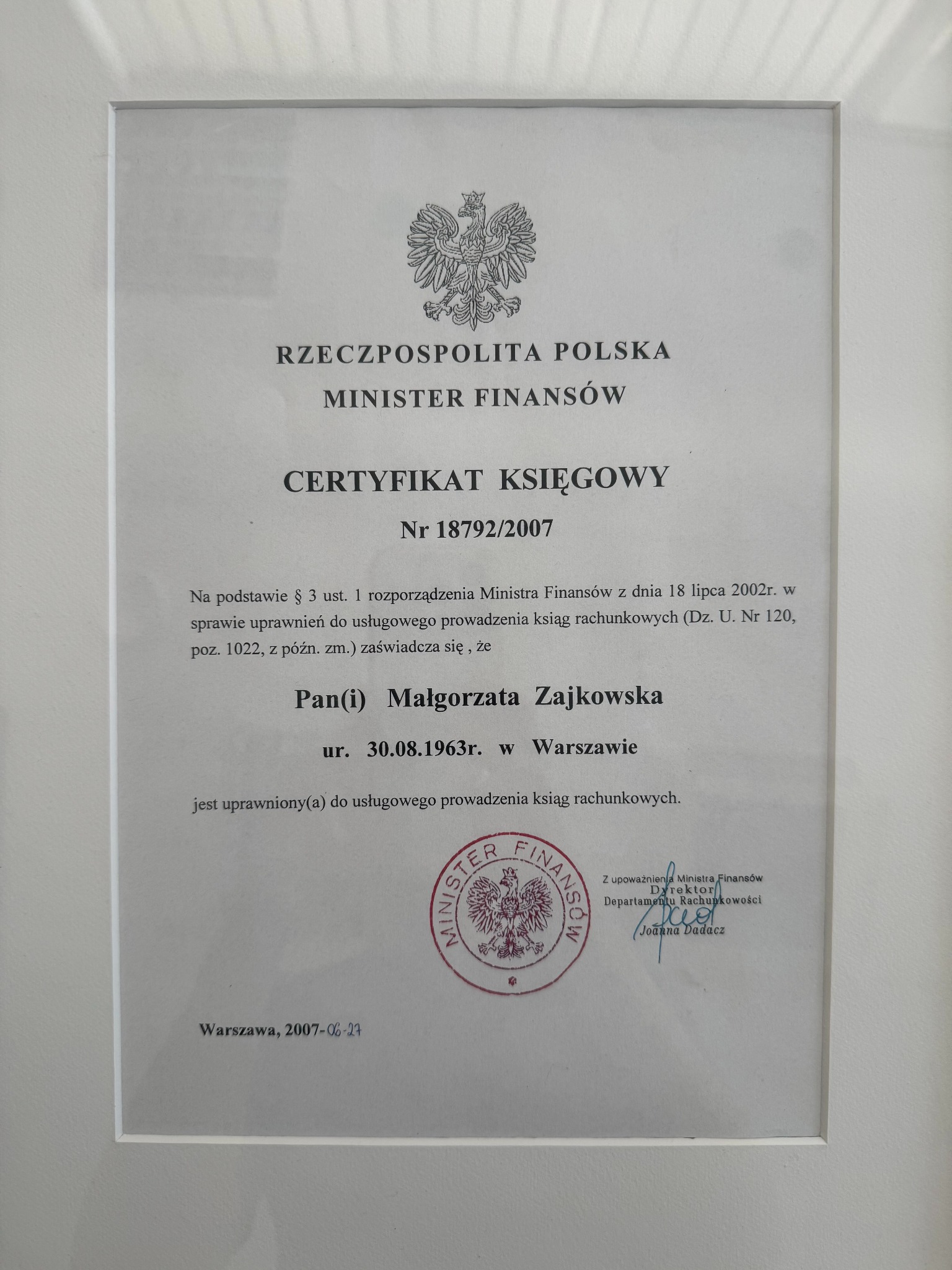 Certyfikat księgowy Ministerstwa Finansów z 2007 roku, potwierdzający uprawnienia do prowadzenia ksiąg rachunkowych. Dokument w ramce, widoczne godło Polski i pieczęć.