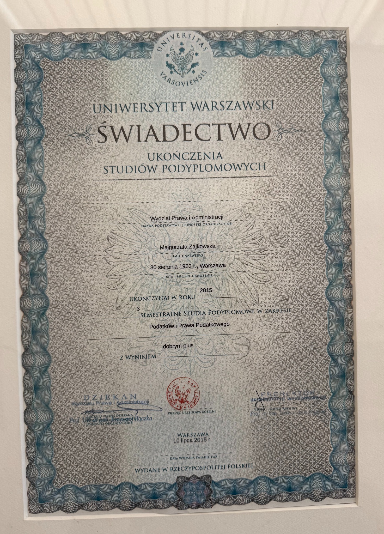 Świadectwo ukończenia studiów podyplomowych Uniwersytetu Warszawskiego z 2015 roku, wydane na Wydziale Prawa i Administracji dla Małgorzaty Zajkowskiej.