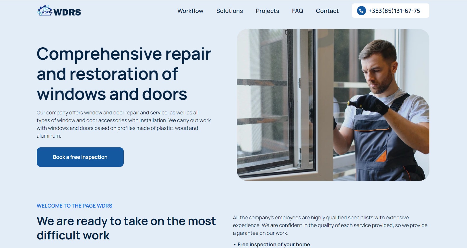 Strona internetowa firmy WDRS, oferującej naprawę i renowację okien i drzwi. Widoczny pracownik podczas montażu okna. Minimalistyczny design, jasne tło.