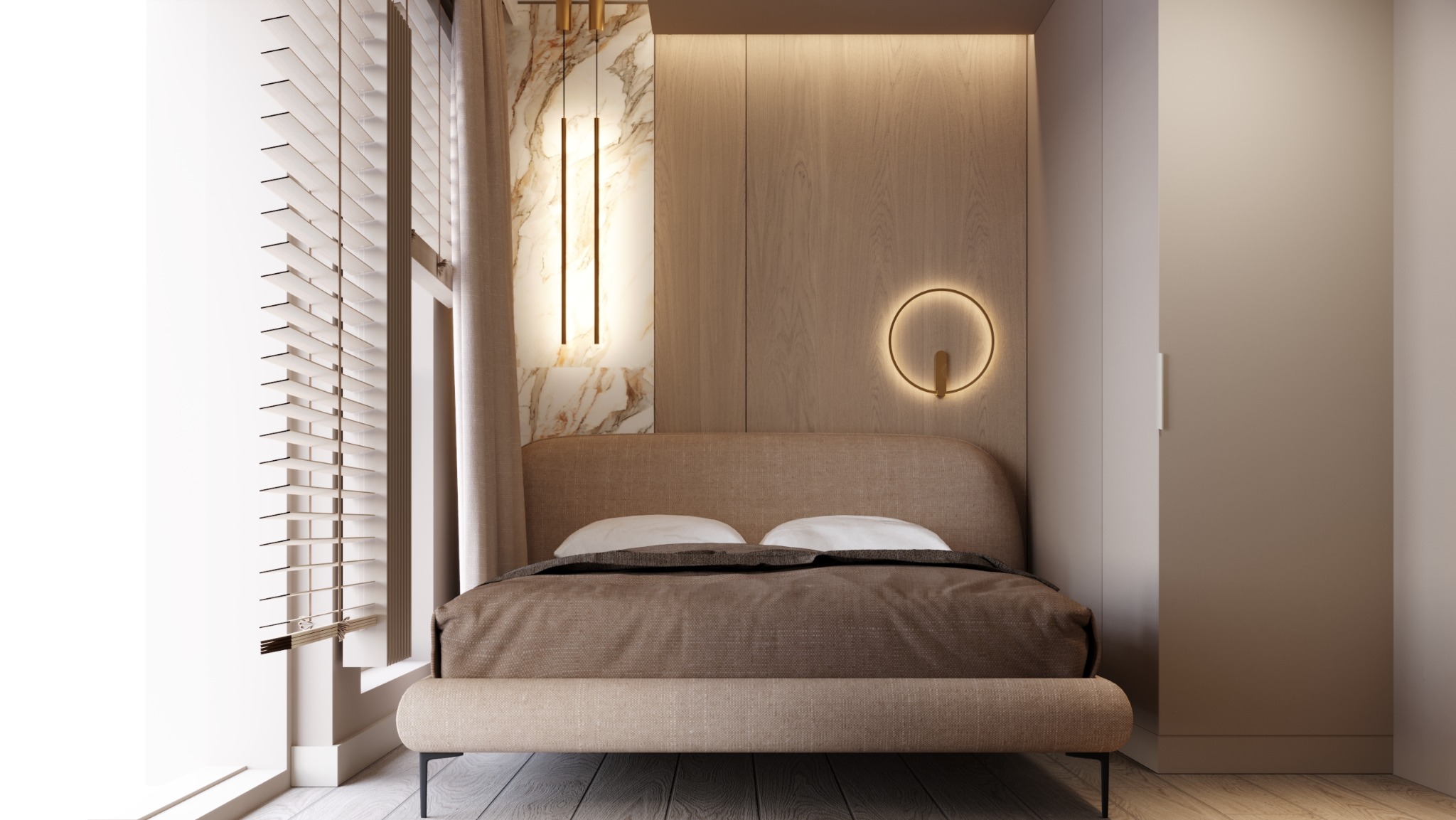 Beżowe łóżko z wezgłowiem na tle drewnianej ściany z marmurowym akcentem i nowoczesnym oświetleniem. Żaluzje w oknie wpuszczają delikatne światło.