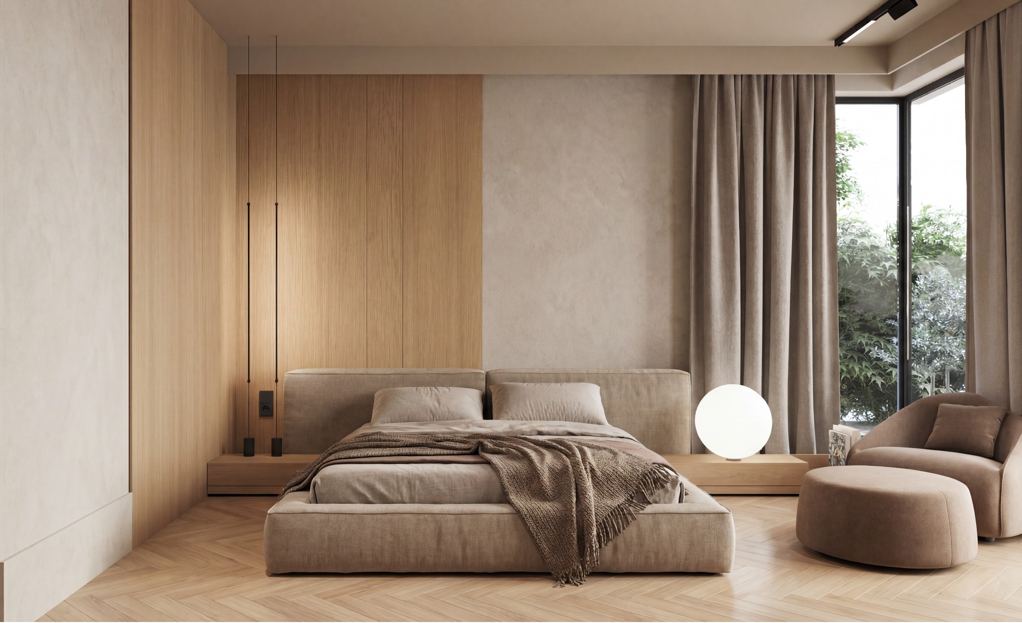 Minimalistyczna sypialnia w beżach: drewniana ściana, parkiet w jodełkę, okno z widokiem na zieleń. Lampa kula i fotel dopełniają aranżację.