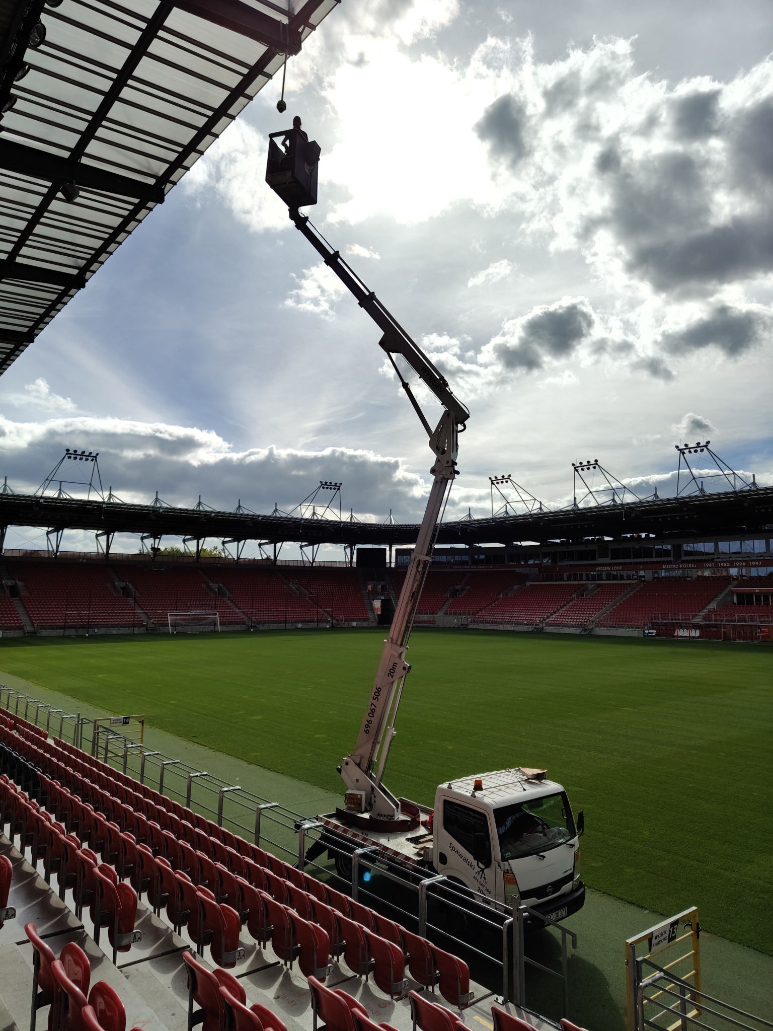 Usługi podnośnikiem koszowym. Praca na wysokości