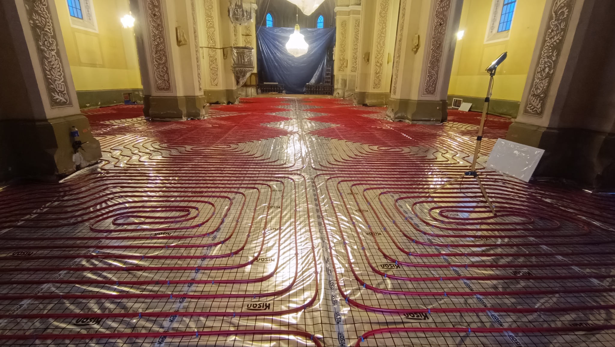 Ogrzewanie podłogowe w kościele.