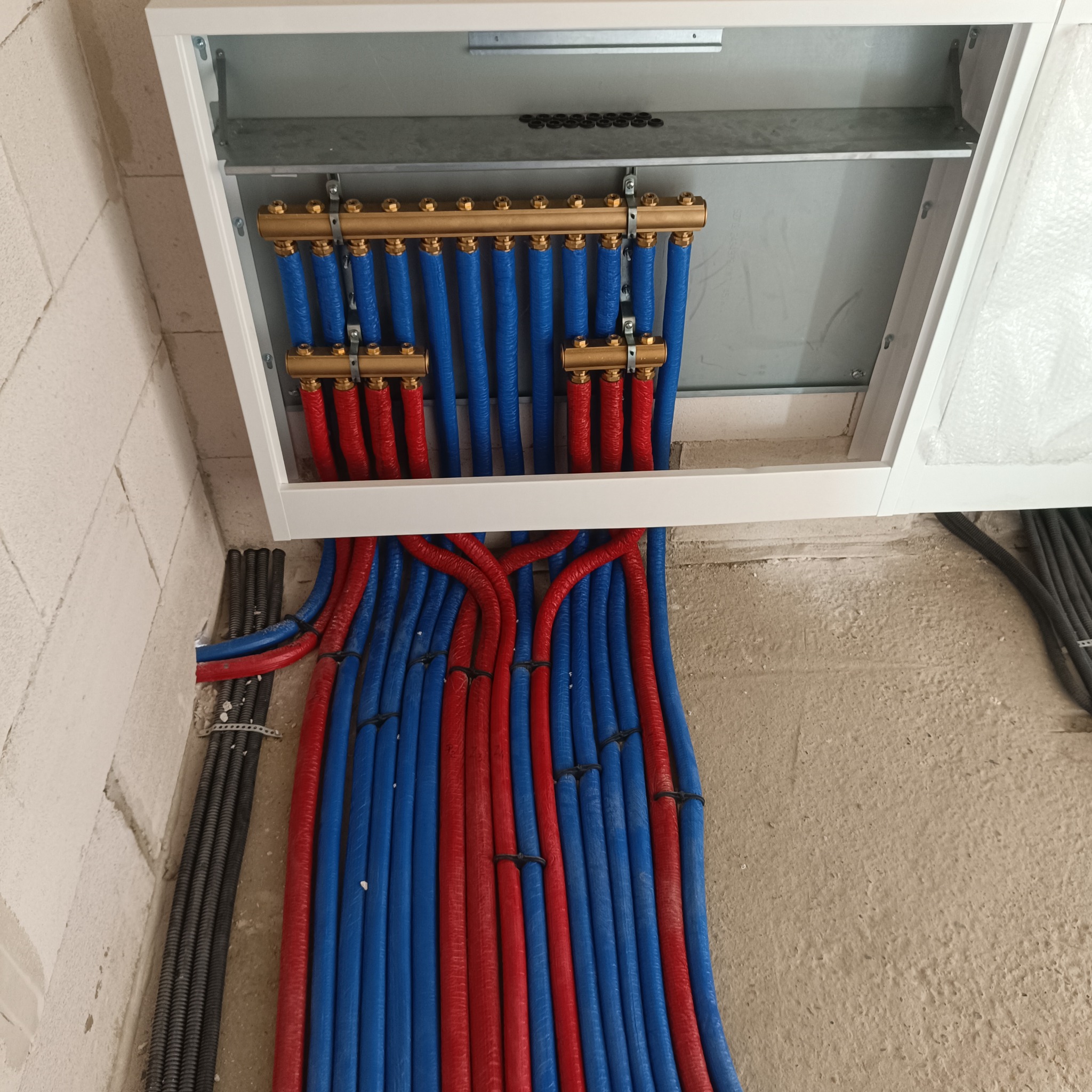 Rozdzielacz wodny z cyrkulacją