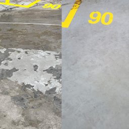 ProMaClean Maciej Wąsek - Zdjęcie kostki brukowej przed i po czyszczeniu. Lewa strona jest brudna i mokra, prawa czysta i sucha. Widoczne żółte oznaczenia poziome.