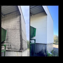 ProMaClean Maciej Wąsek - Elewacja budynku przed i po czyszczeniu, widoczne wyraźne kontrasty zabrudzeń i odnowionej, białej powierzchni. Ujęcie z dołu, z fragmentem zielonego rusztowania.