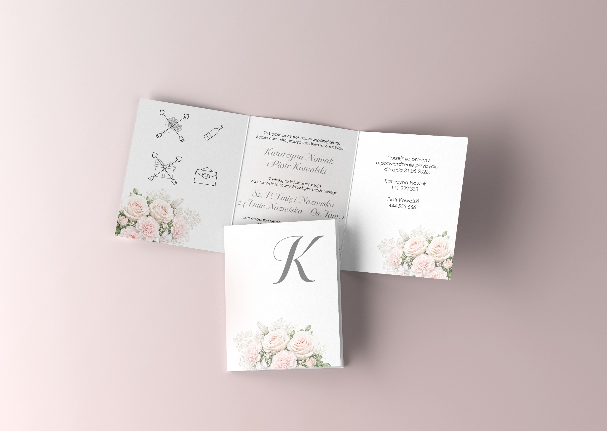 Eleganckie, otwarte zaproszenie ślubne z motywem kwiatowym i inicjałem 'K', leżące na jasnoróżowym tle. Widoczne detale graficzne i tekst zaproszenia.