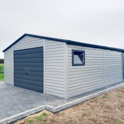 Garaż z dachem dwuspadowym i bramą uchylną