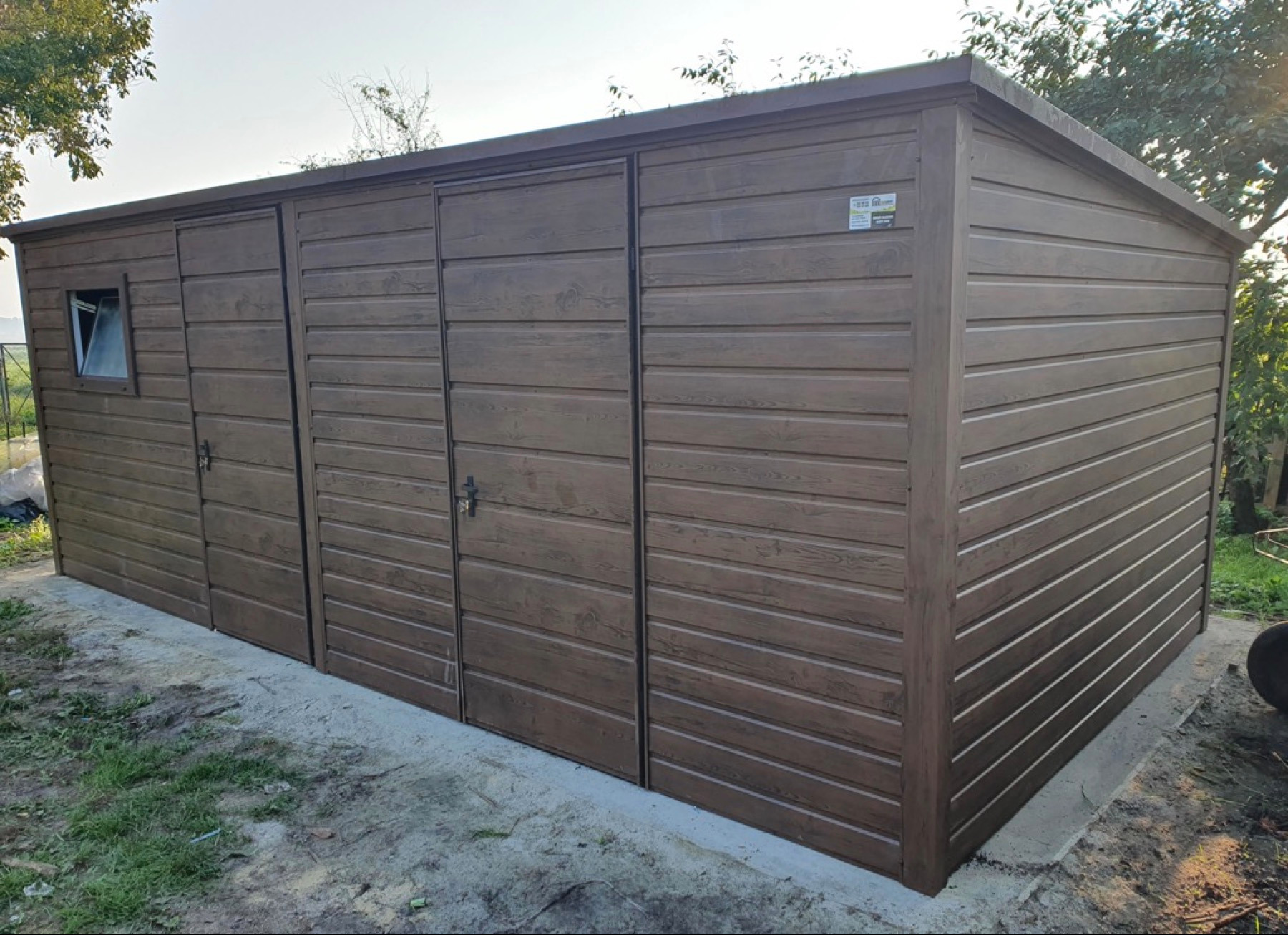 Domek ogrodowy w kolorze drewnopodobnym