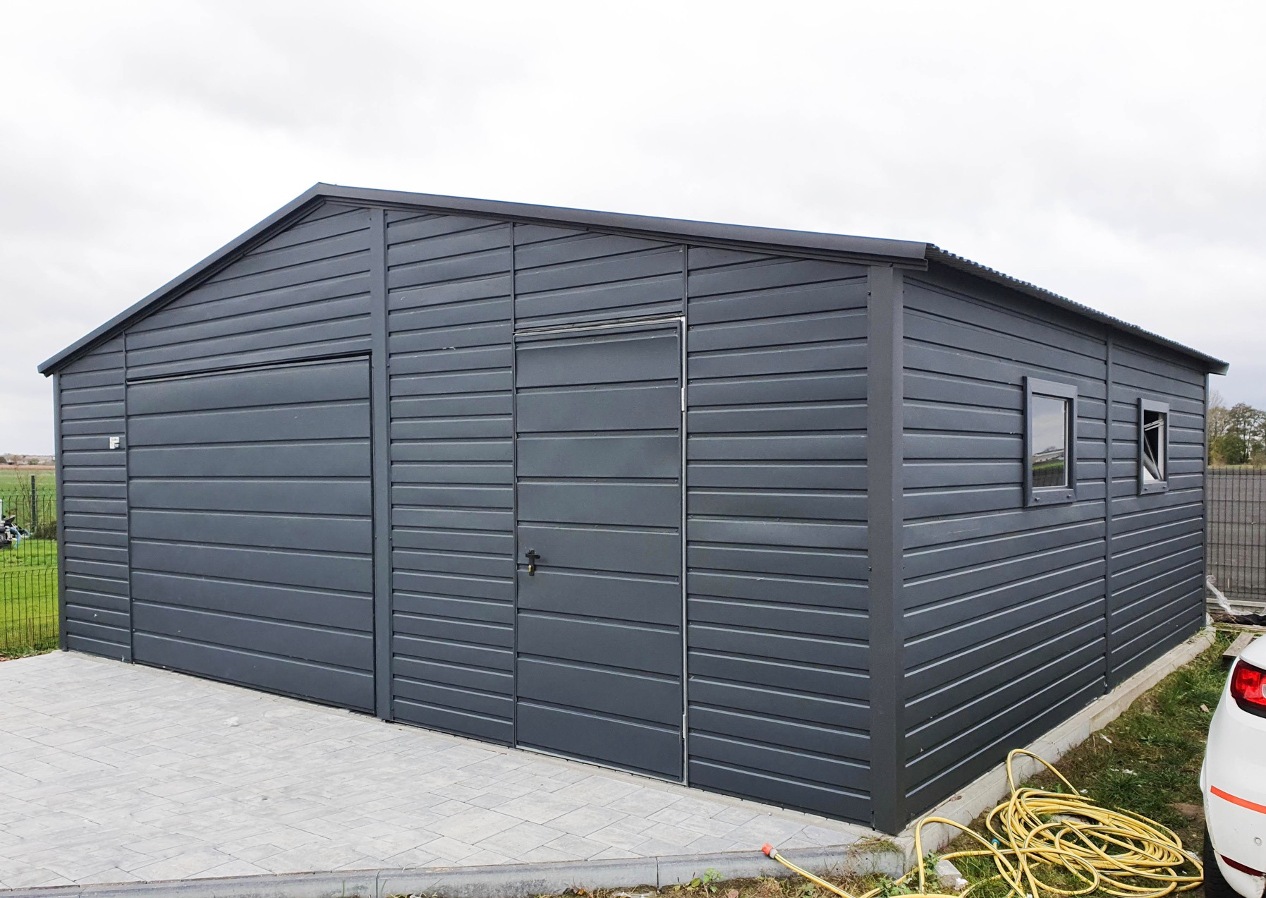 Garaż w kolorze antracytowym