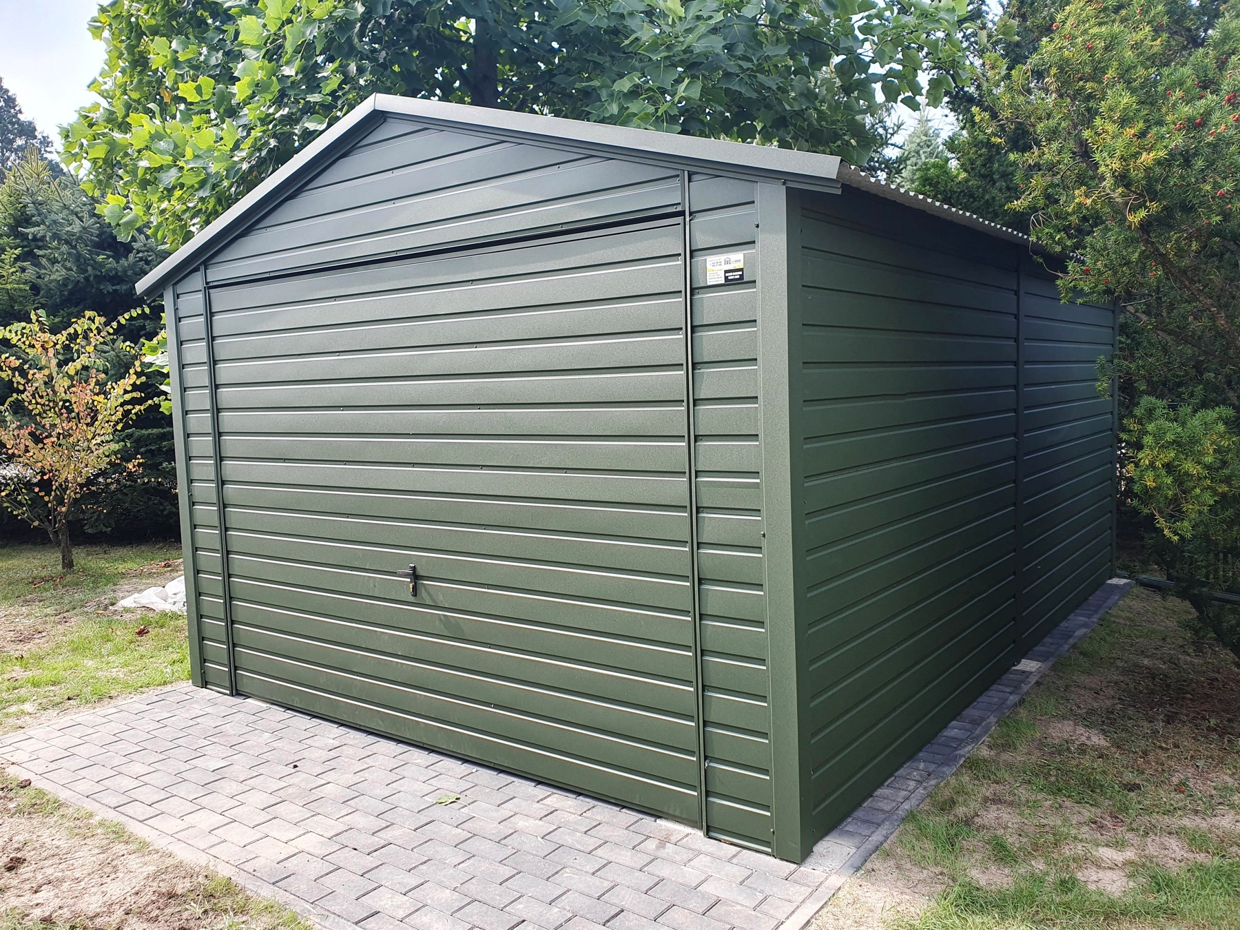 Garaż w kolorze zgniła zieleń