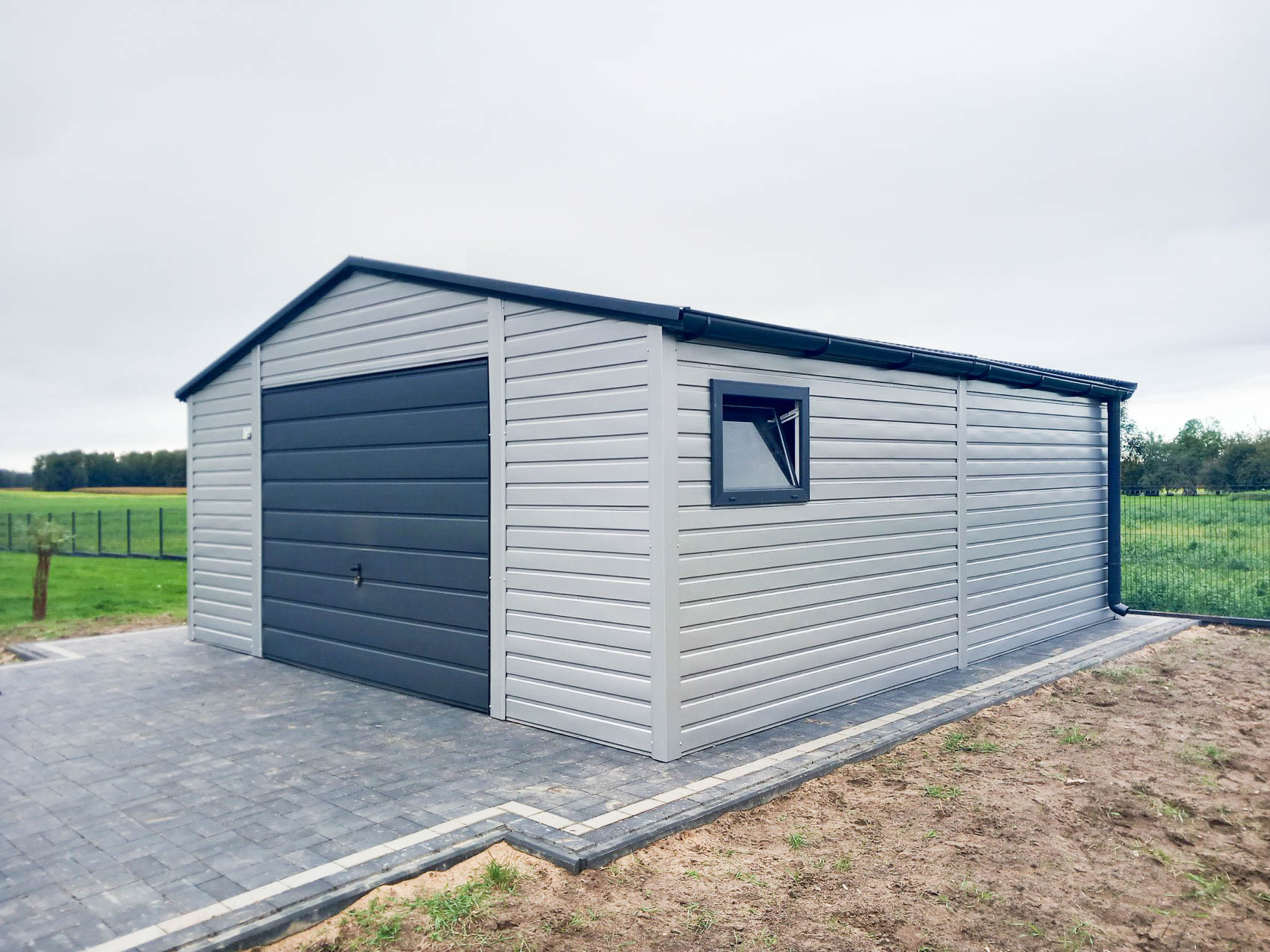 Garaż z dachem dwuspadowym i bramą uchylną