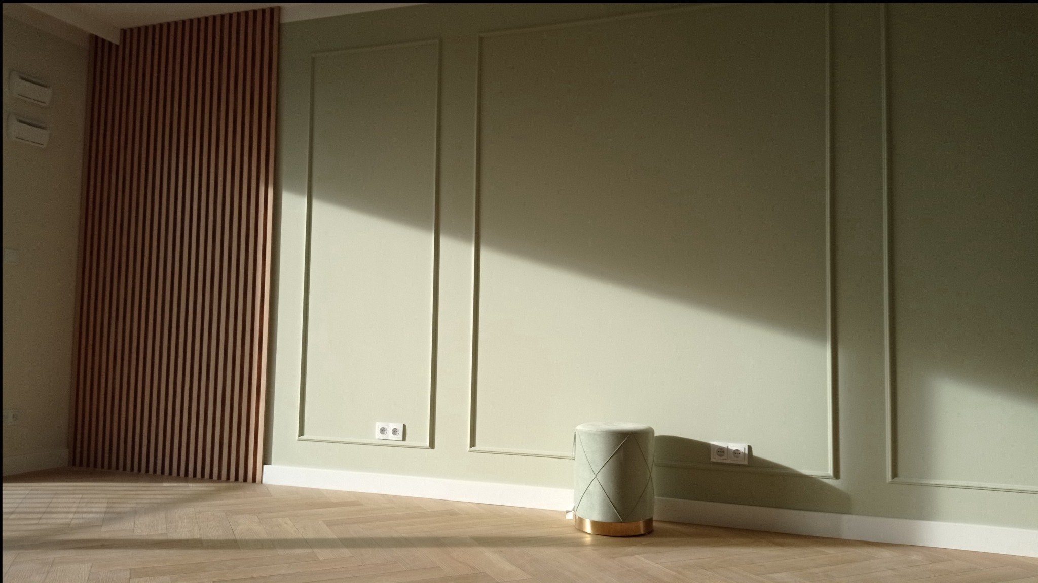 Stylowe wykończenie wnętrza: ściana w odcieniach zieleni z dekoracyjnymi listwami, drewniana lamelowa ściana, parkiet w jodełkę i pufa w pastelowym kolorze.