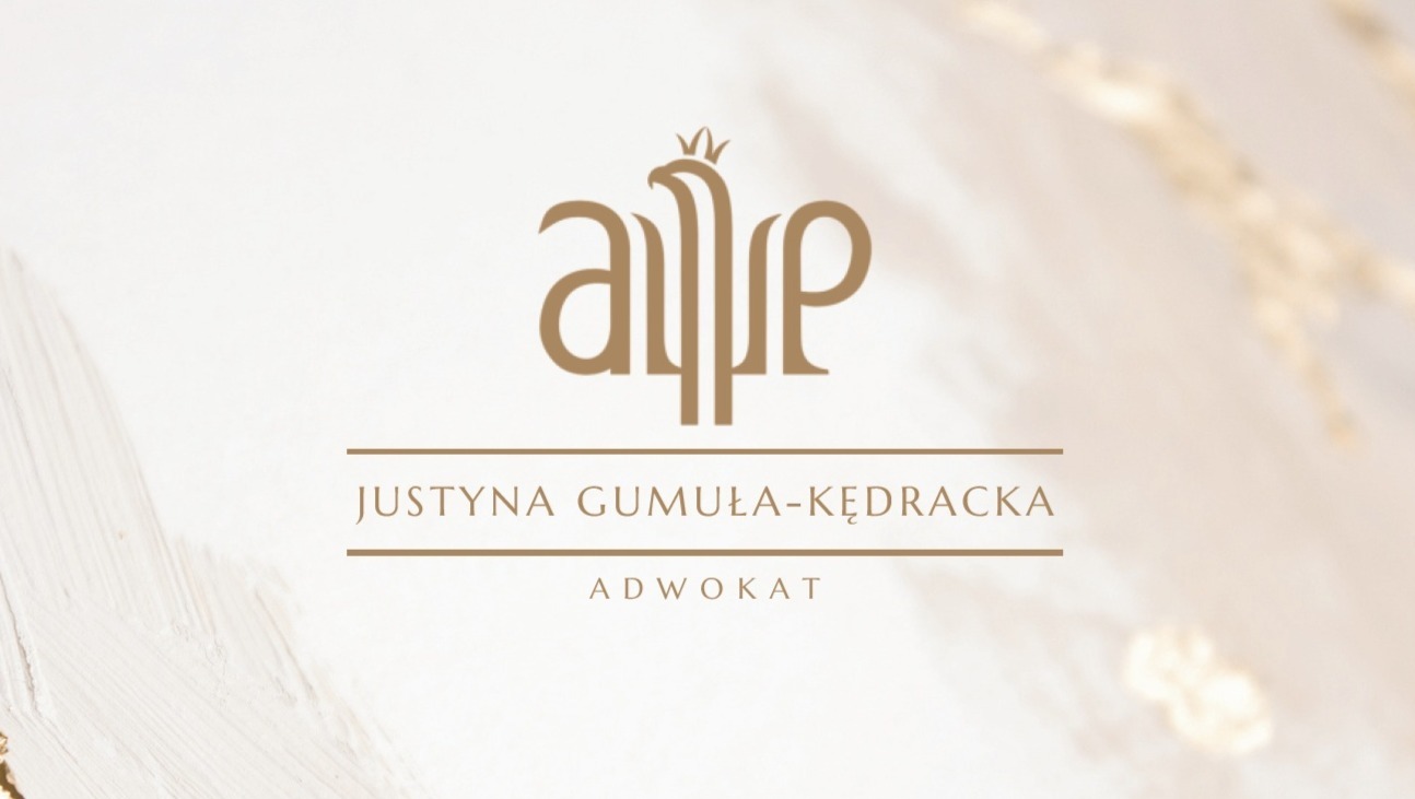 Eleganckie logo kancelarii adwokackiej Justyny Gumuła-Kędrackiej w odcieniach złota na jasnym, teksturowanym tle. Minimalistyczny design z motywem orła i korony.