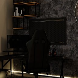 Chicc Interiors - Nowoczesny pokój gracza z czarnym biurkiem, krzesłem gamingowym i neonem 'Game Room' na heksagonalnej ścianie. Minimalistyczne półki i kaktus dodają charakteru.
