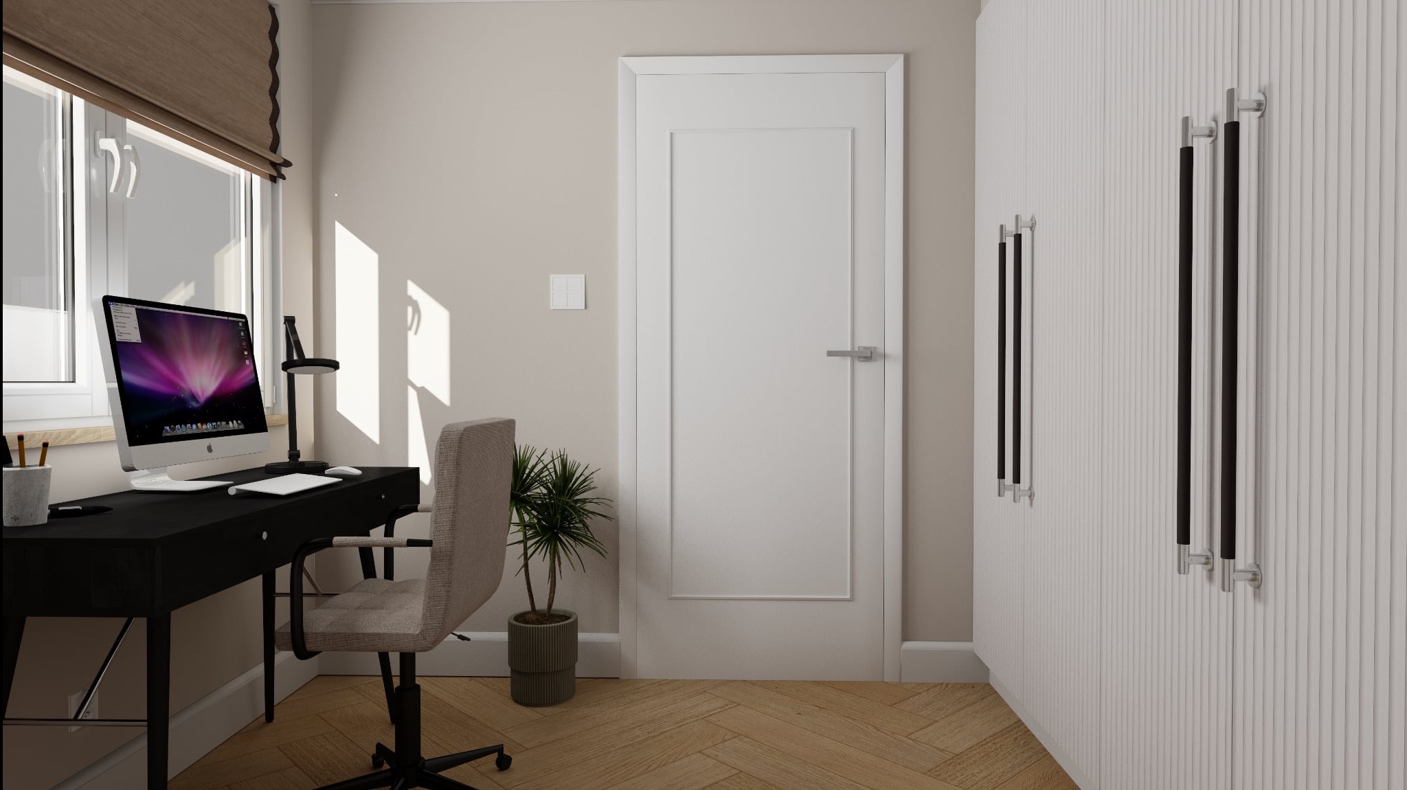 Jasne biuro domowe z czarnym biurkiem, komputerem, krzesłem i rośliną w doniczce. Białe drzwi i szafa z ozdobnymi uchwytami. Parkiet na podłodze.