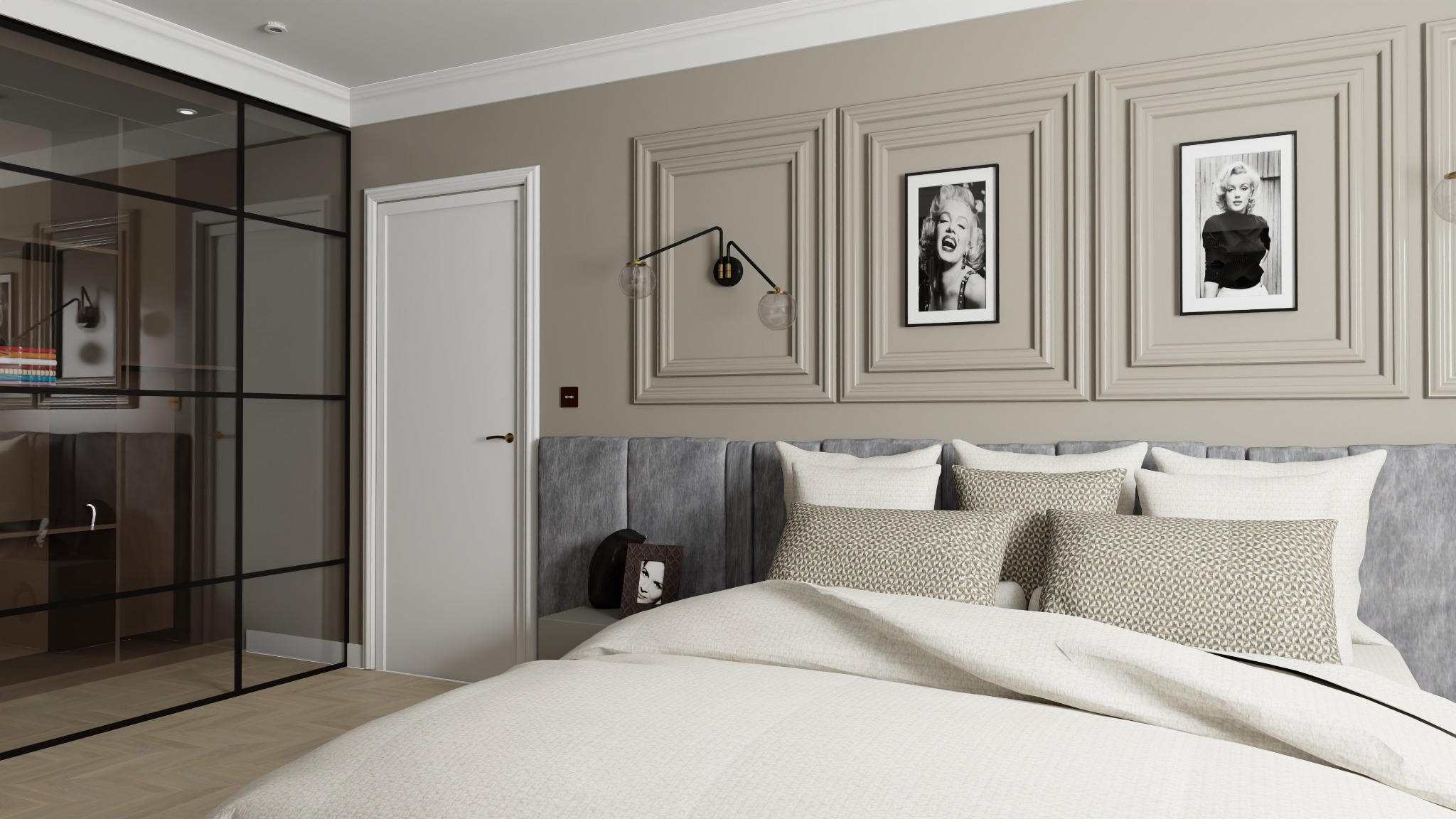 Elegancka sypialnia w beżach: łóżko z szarym zagłówkiem, ściana z dekoracyjnymi ramami i portretami Marilyn Monroe, szklana garderoba z czarnymi szprosami.