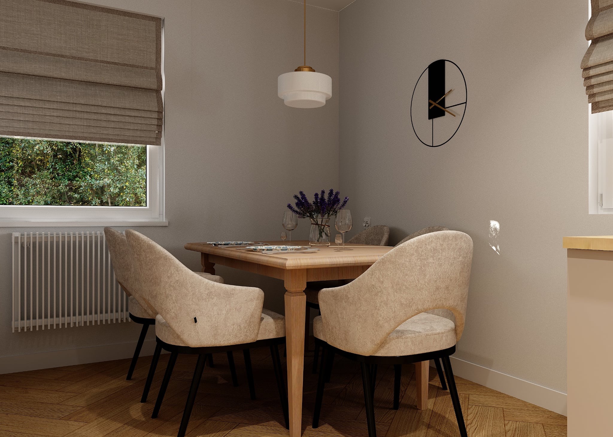Jasna jadalnia z drewnianym stołem, beżowymi krzesłami i minimalistycznym zegarem na ścianie. Okno z roletą rzymską i widokiem na zieleń. Lampa wisząca nad stołem.